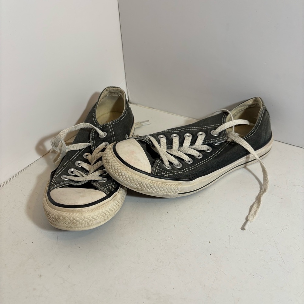 Converse all star unisex low top‎ lace up shoes in size 7 women’s size 5 men’s
